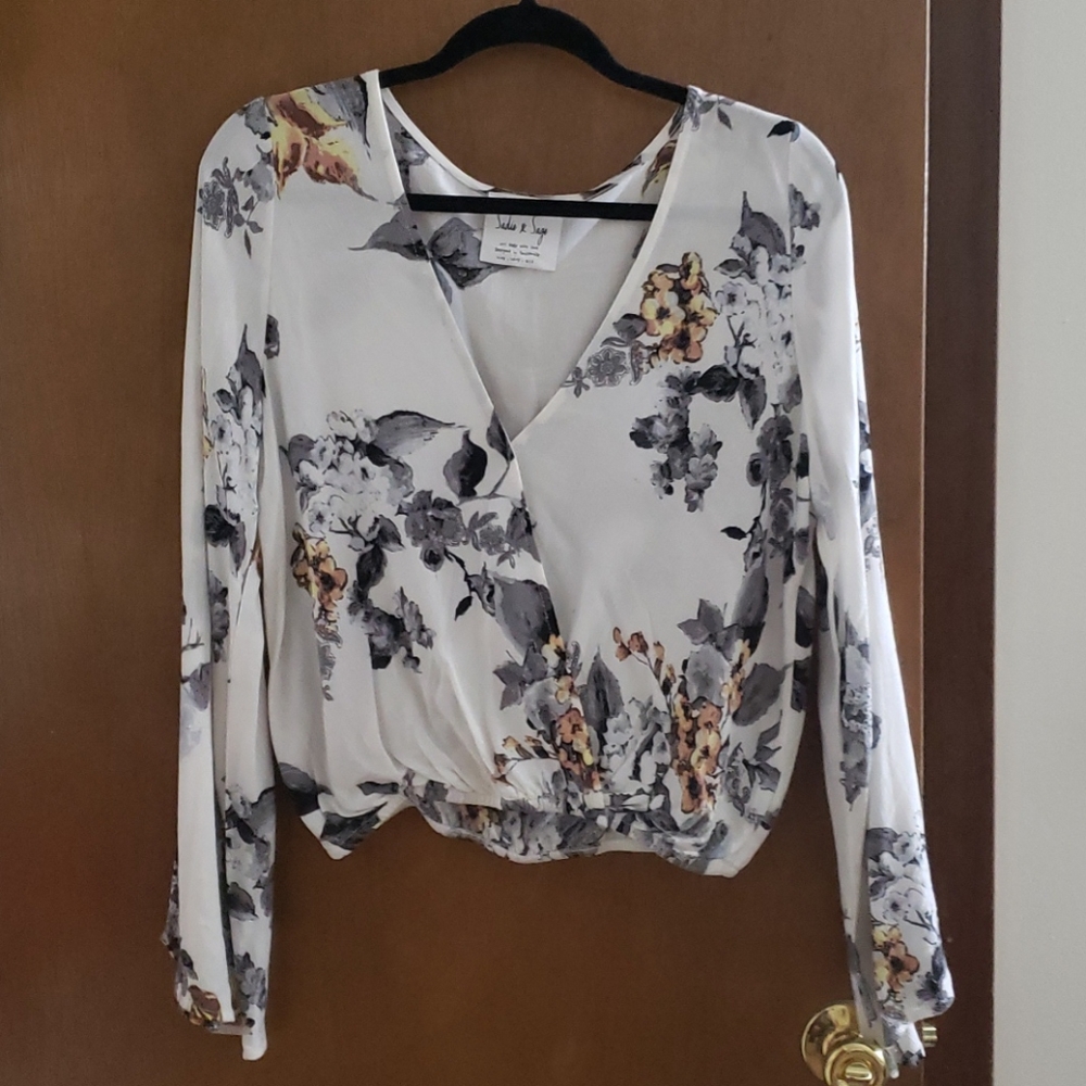 Flowy floral crop top!